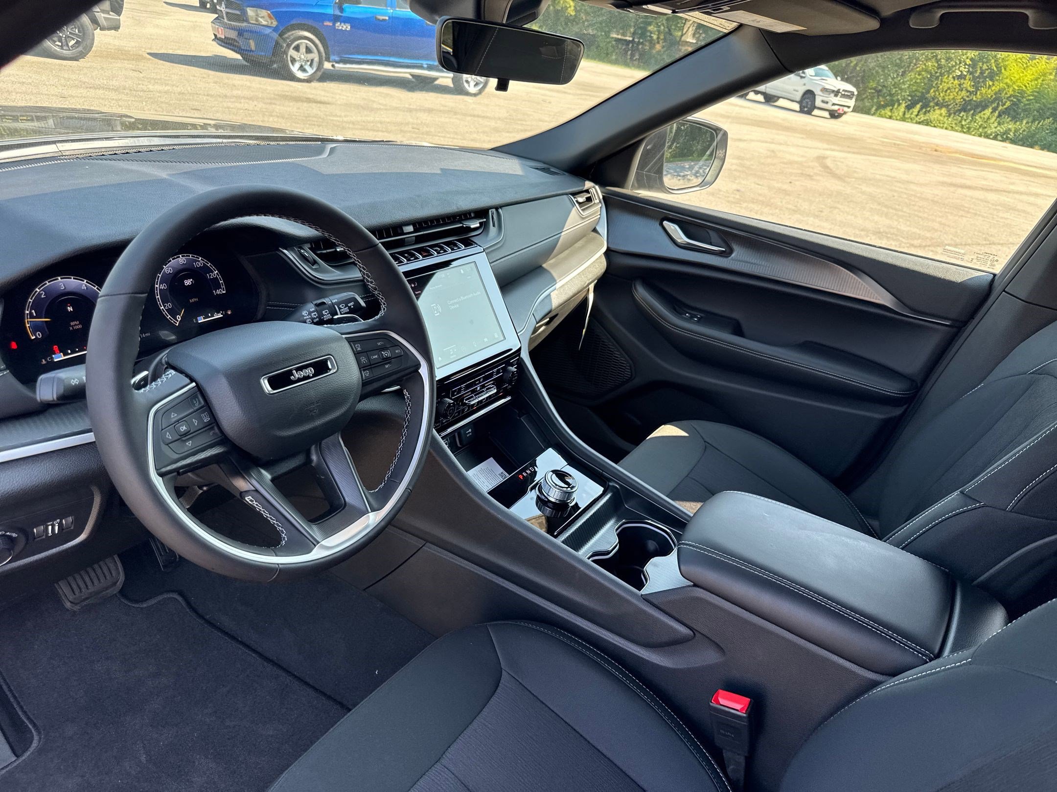 2025 Jeep Grand Cherokee Laredo photo 4