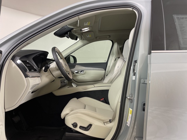 2025 Volvo XC90 T8 AWD photo 6