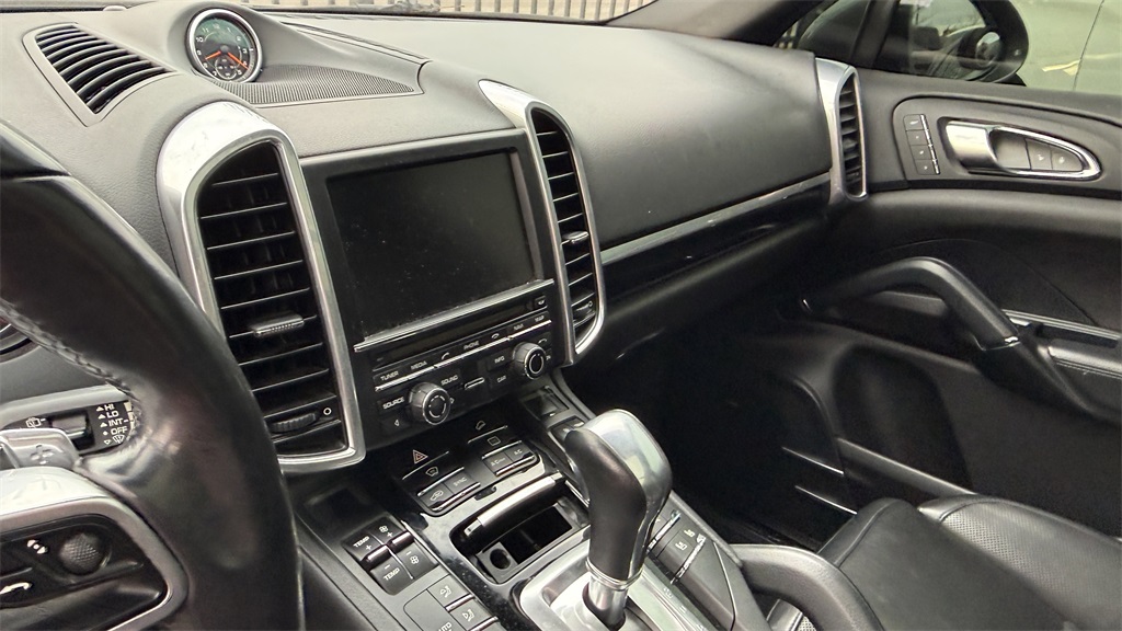 2016 Porsche Cayenne S photo 4
