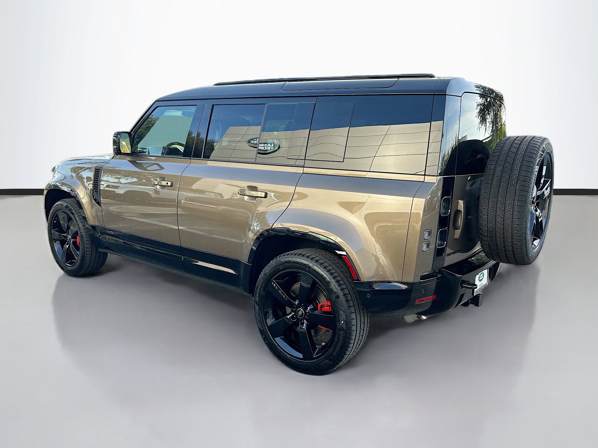 2025 Land Rover Defender 110 photo 2