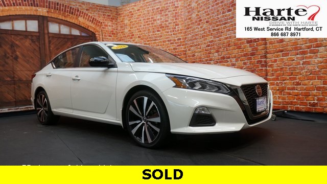 2022 Nissan Altima SR's photo