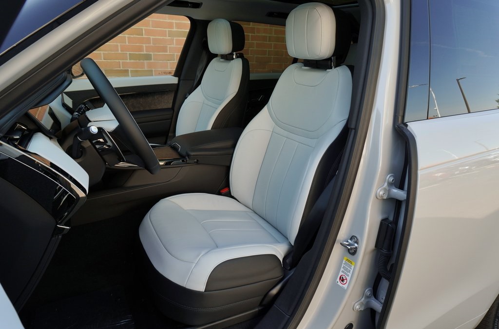 2025 Land Rover Range Rover Sport SE photo 12