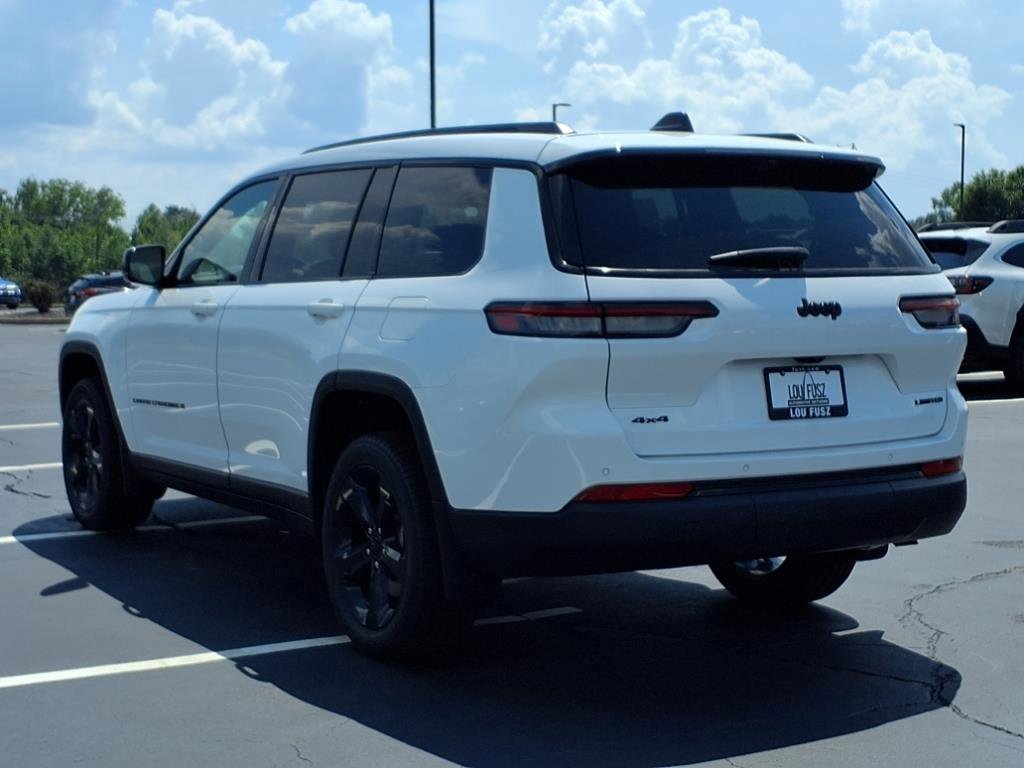 2025 Jeep Grand Cherokee Limited photo 3