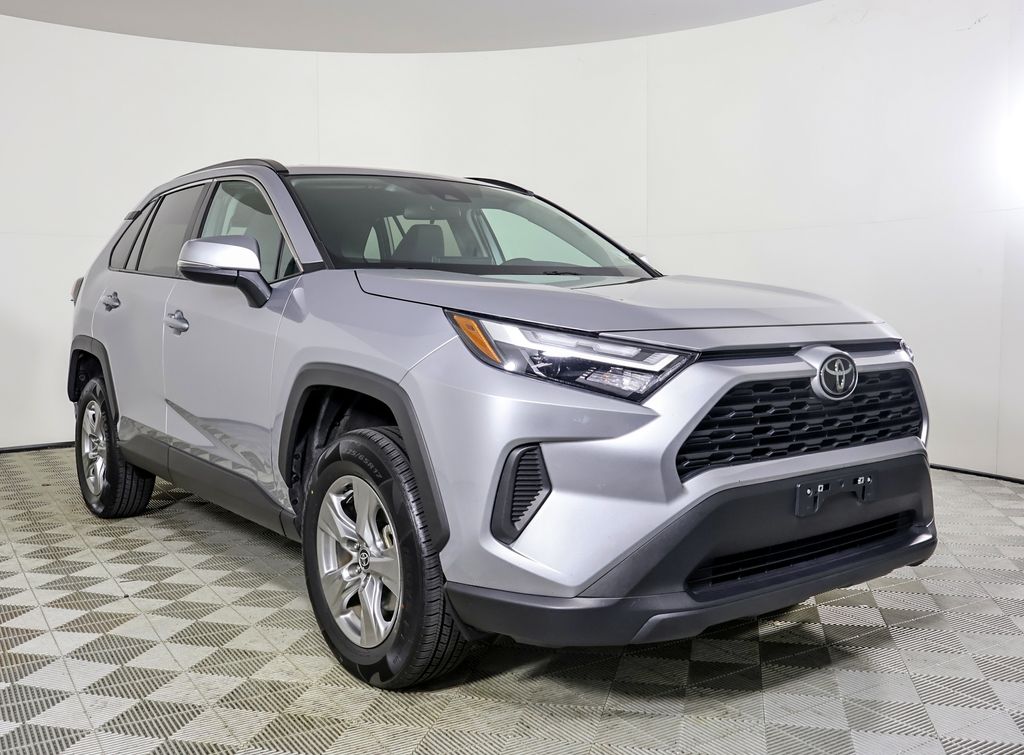 2024 Toyota RAV4 XLE's photo