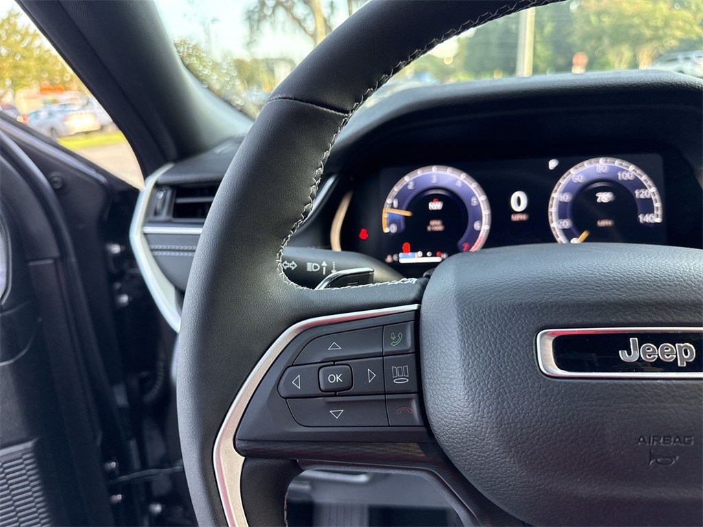 2025 Jeep Grand Cherokee Altitude photo 13