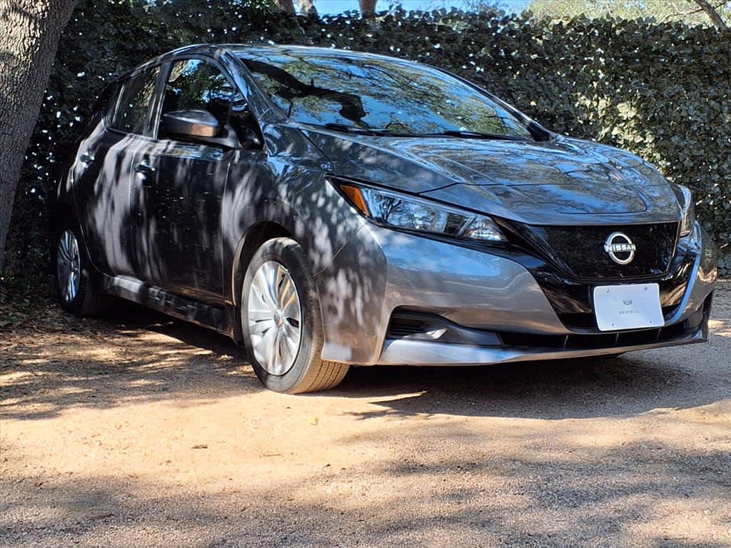 2023 Nissan Leaf S photo 3