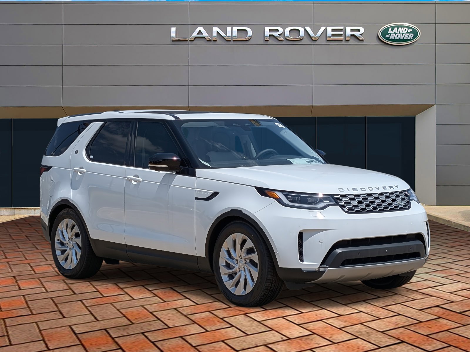 2025 Land Rover Discovery S photo 2