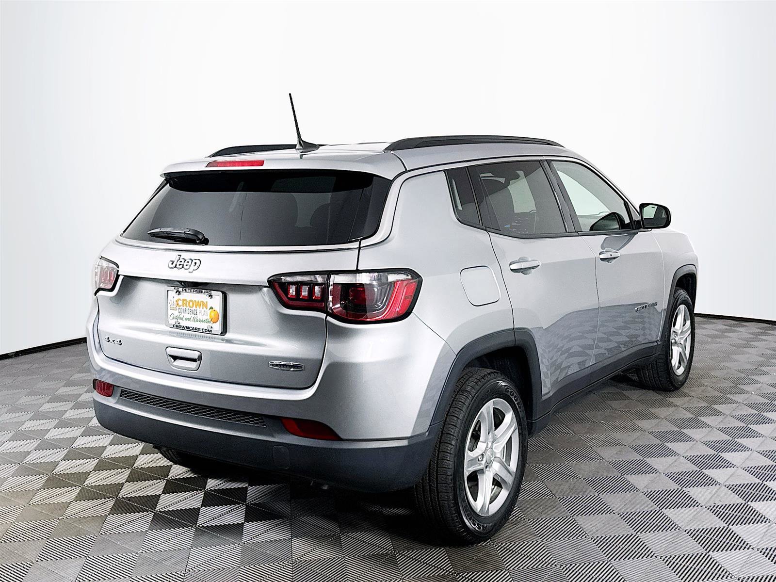2023 Jeep Compass Latitude photo 3
