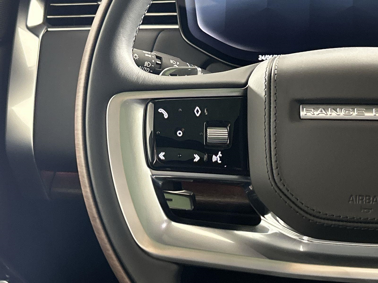 2025 Land Rover Range Rover SE photo 11