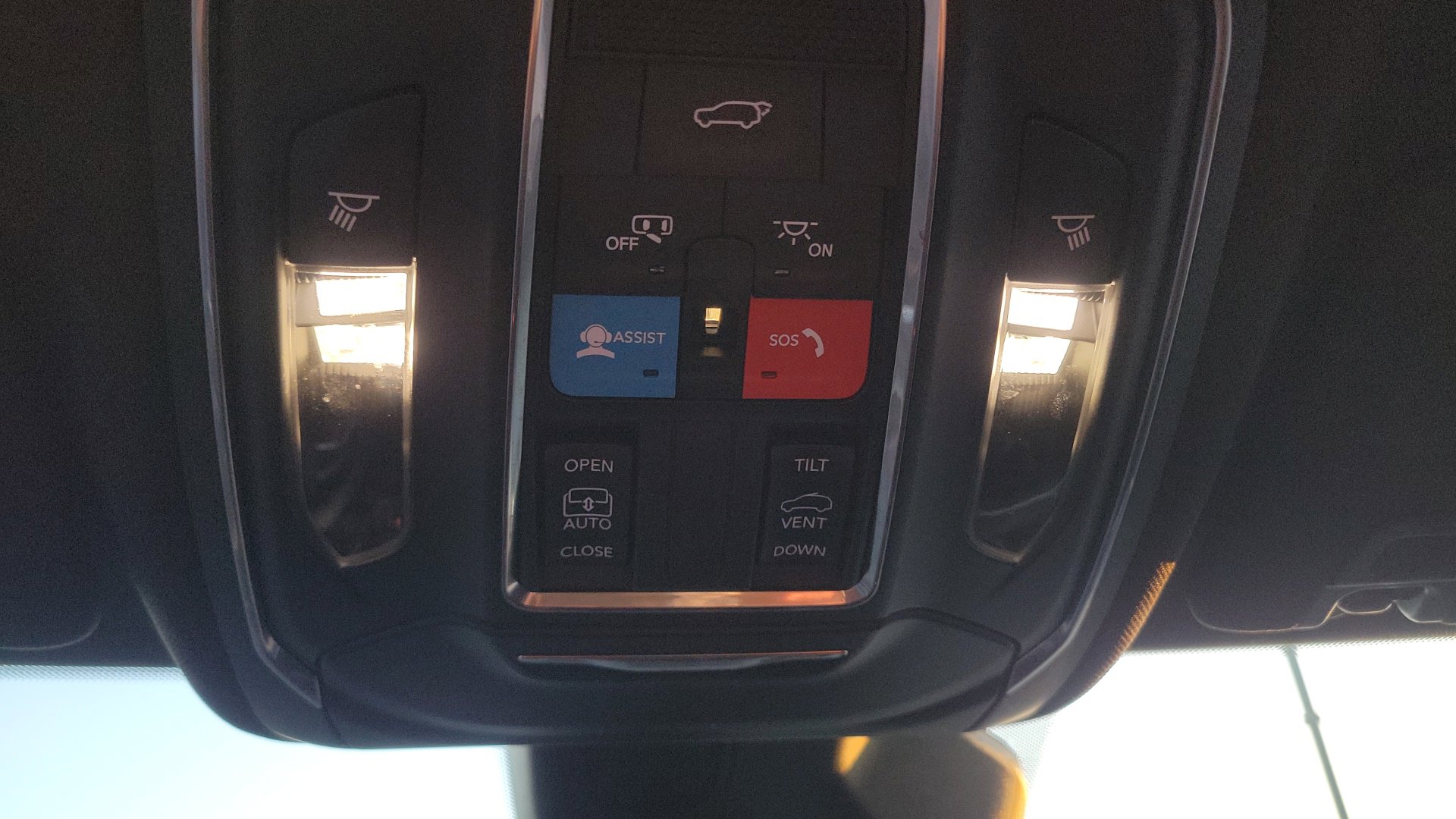 Used 2025 Diamond Black Crystal Pearlcoat Jeep Altitude X image 29