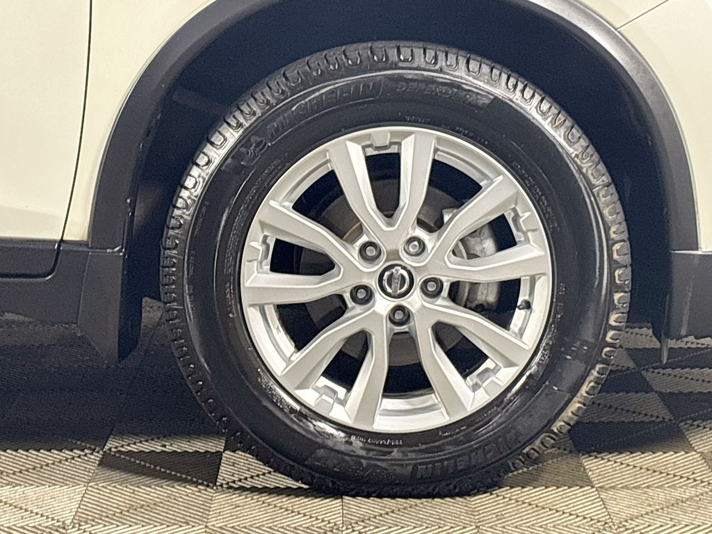 2017 Nissan Rogue SV photo 22