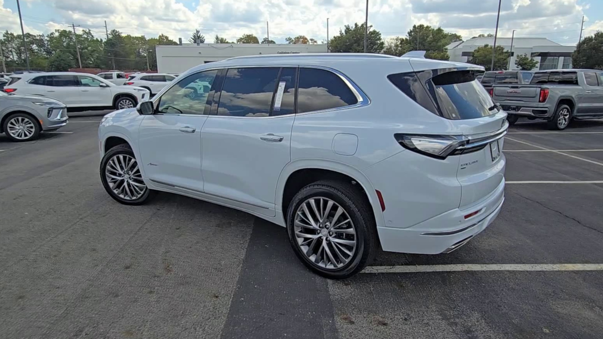 2026 Buick Enclave Avenir photo 2