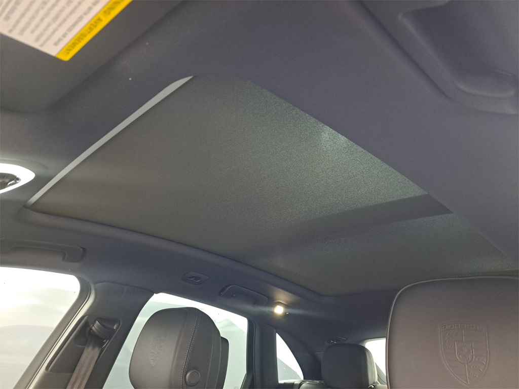 2022 Porsche Macan Base photo 23