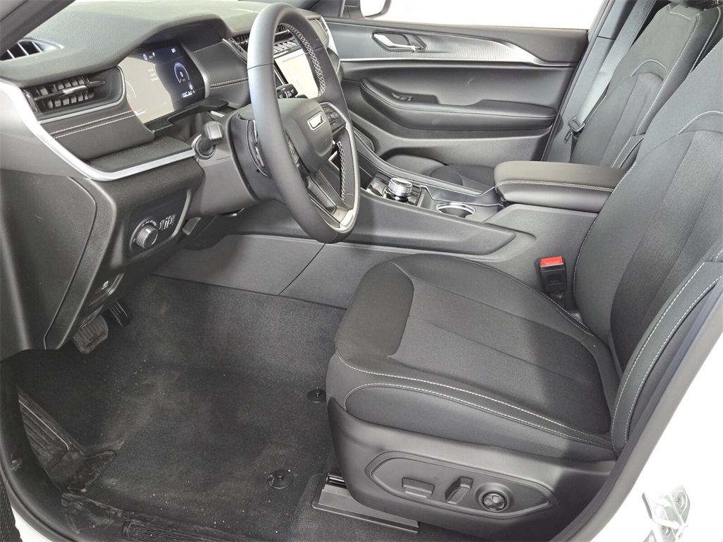 2025 Jeep Grand Cherokee Laredo photo 6