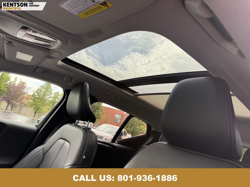 2025 Volvo XC40 Plus photo 28