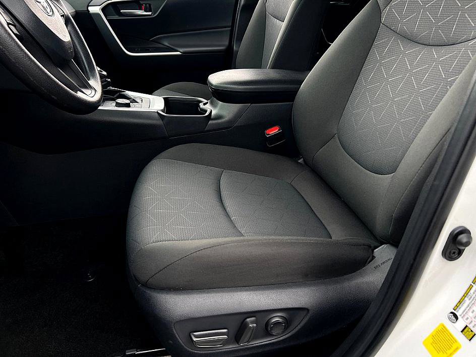 2024 Toyota RAV4 Hybrid XLE photo 9