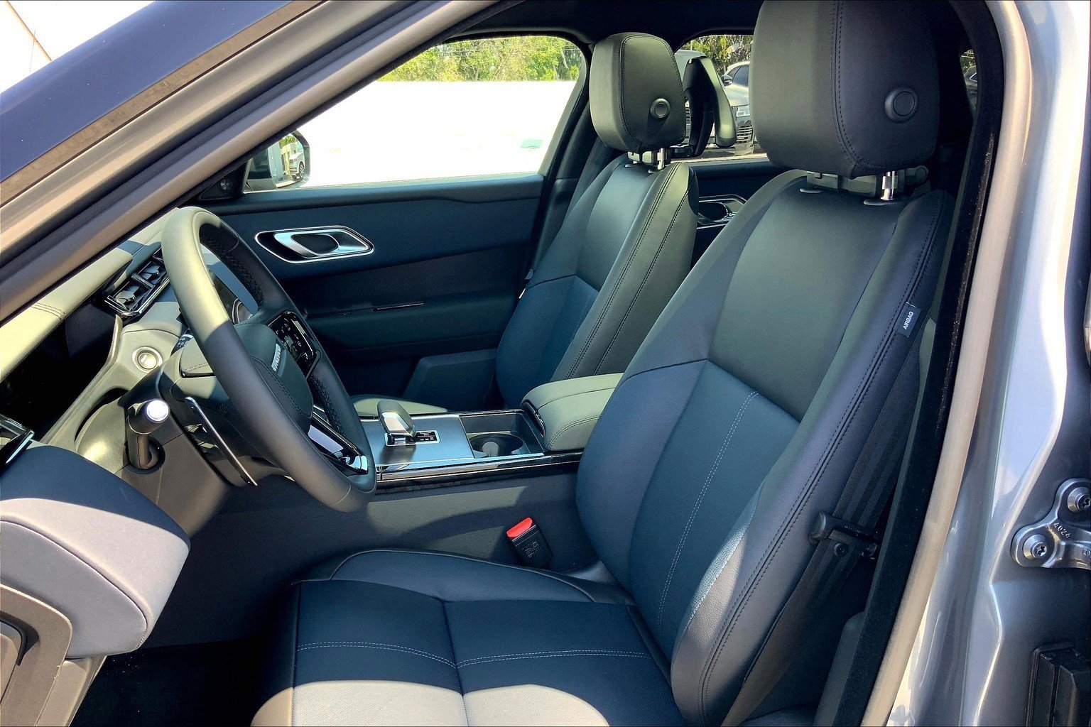 2026 Land Rover Range Rover Velar SE photo 4