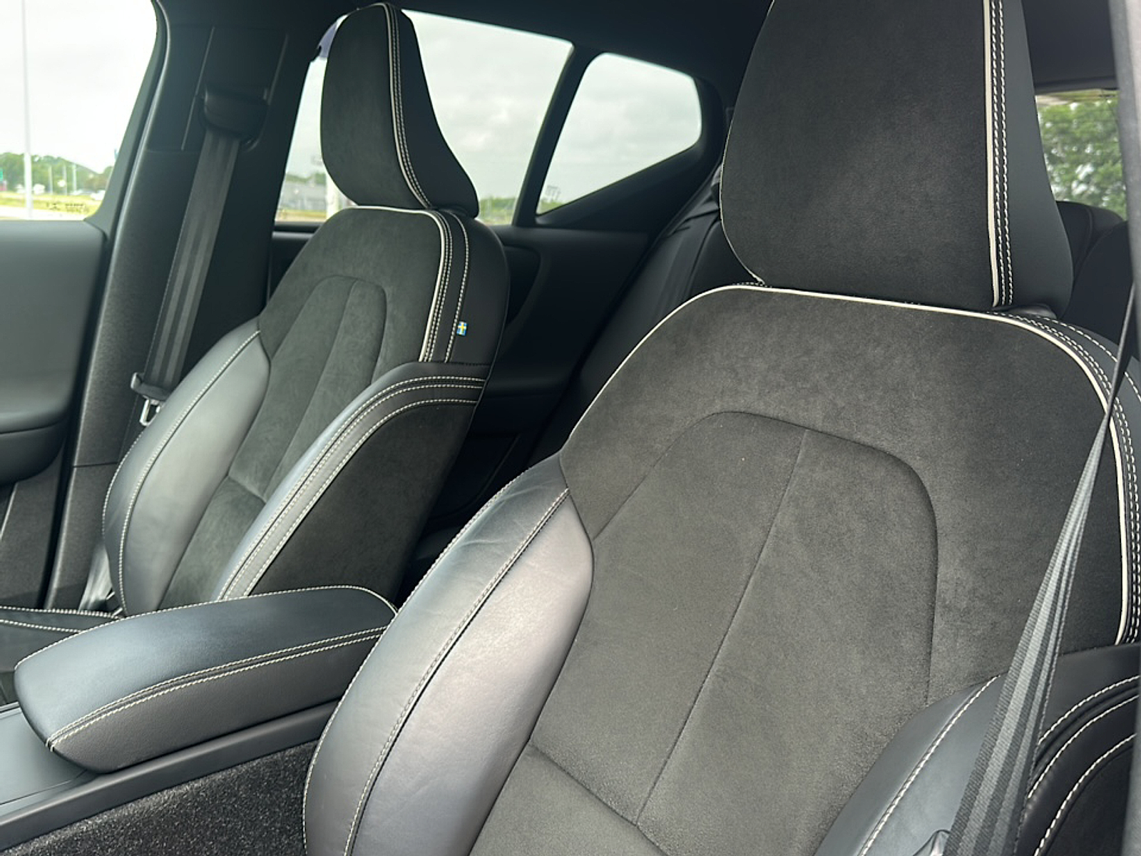 2022 Volvo XC40 T5 R-Design photo 3