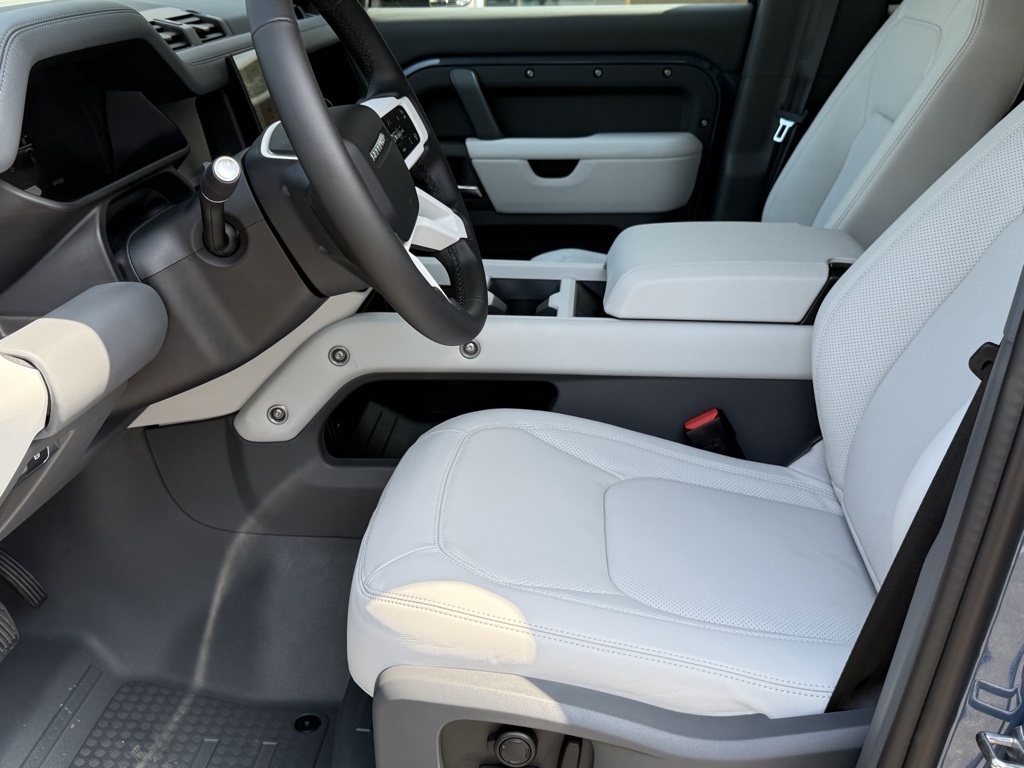 2025 Land Rover Defender 110 S photo 9