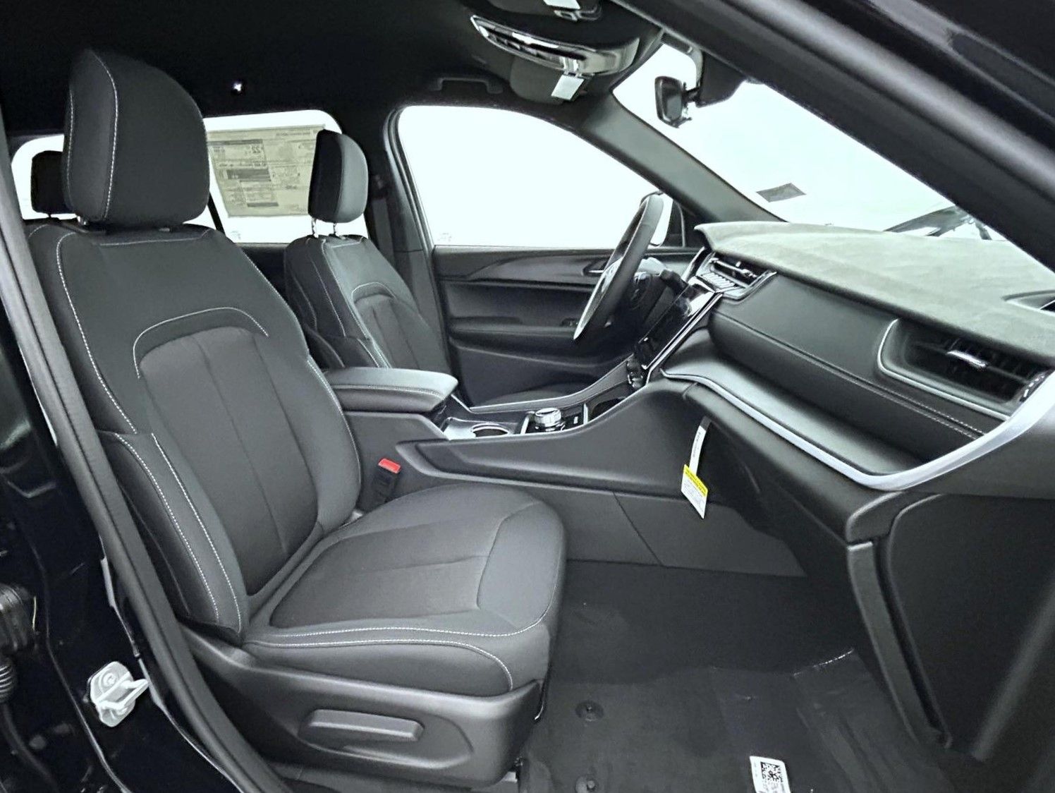 2025 Jeep Grand Cherokee Laredo Altitude photo 14