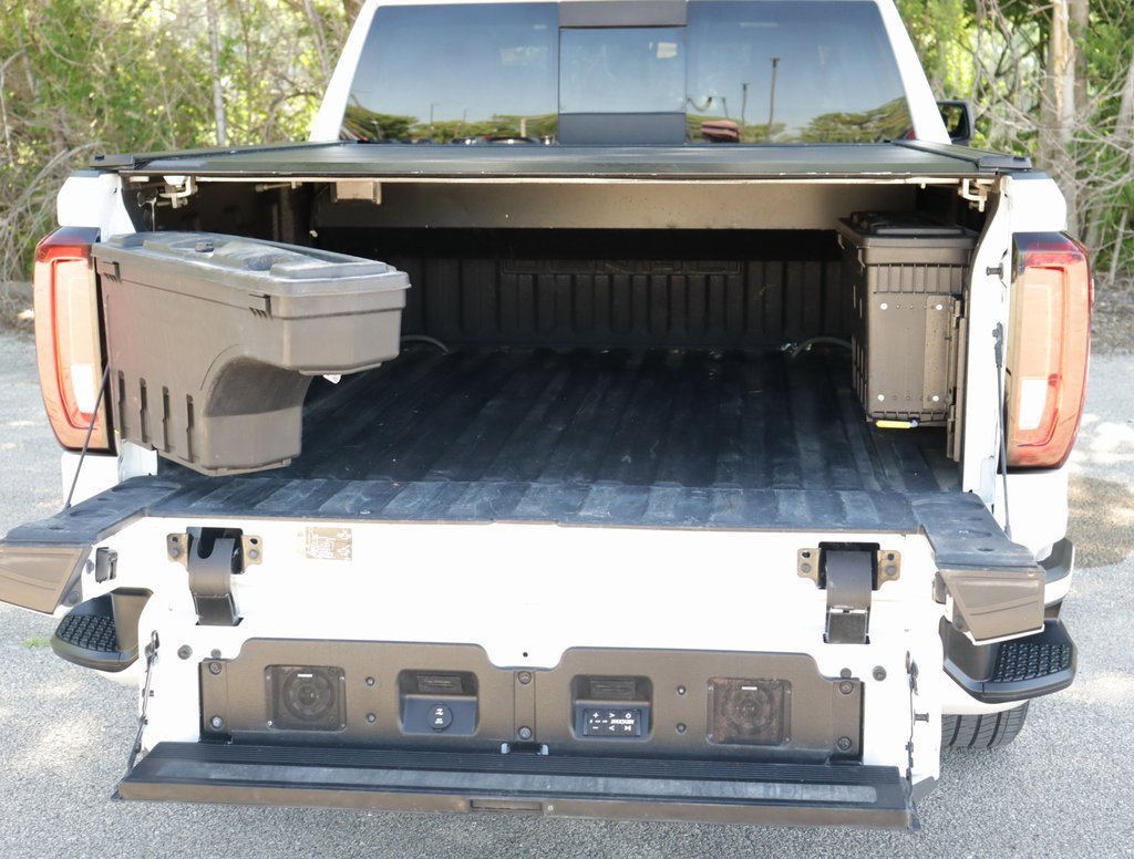 Used 2022 White Frost Tricoat GMC Denali image 31