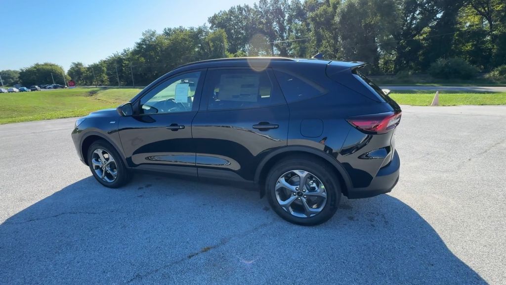 2026 Ford Escape ST-Line photo 4