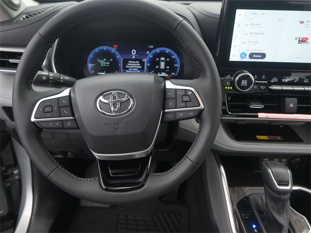 2025 Toyota Highlander Platinum photo 2