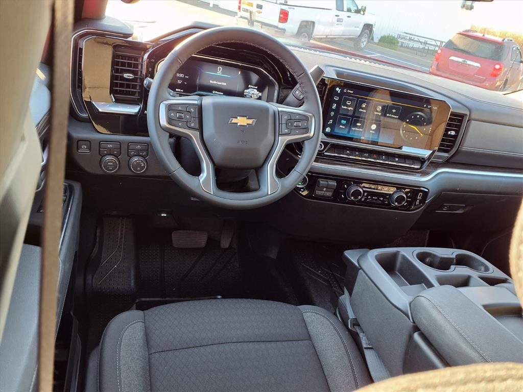 2025 Chevrolet Silverado 1500 LT photo 4