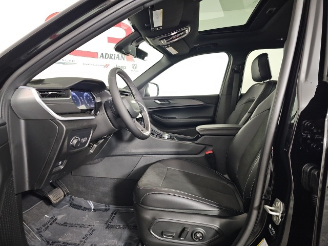 2025 Jeep Grand Cherokee Laredo Altitude photo 9