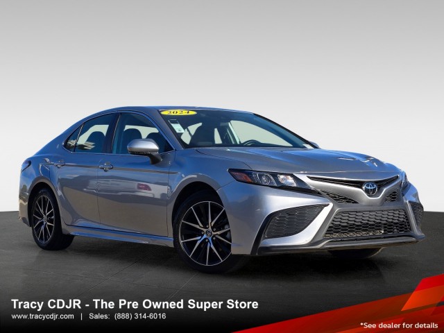 2024 Toyota Camry SE's photo