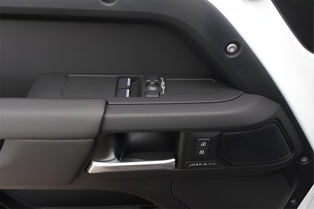 2025 Land Rover Defender 90 S photo 11