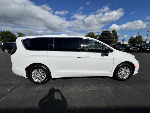 2026 Chrysler Pacifica photo 2
