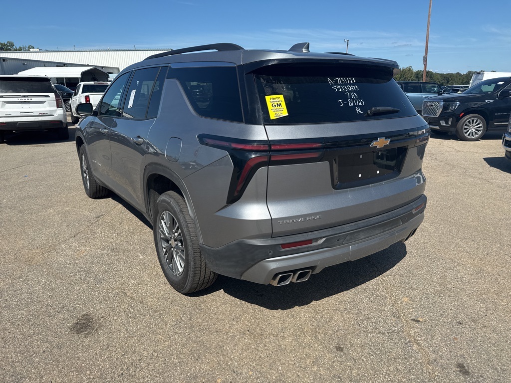 2025 Chevrolet Traverse photo 2