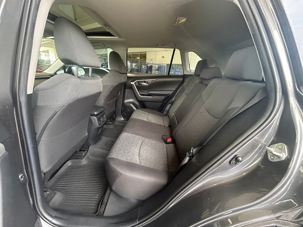 2021 Toyota RAV4 XLE photo 25