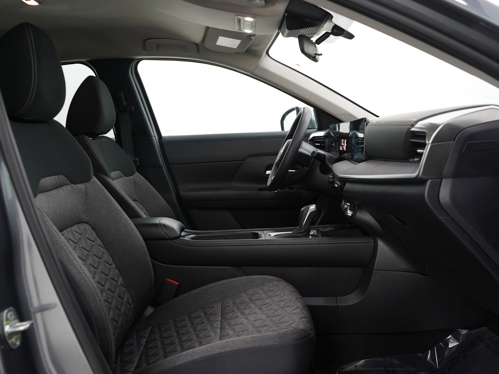 2025 Nissan Kicks SV photo 5