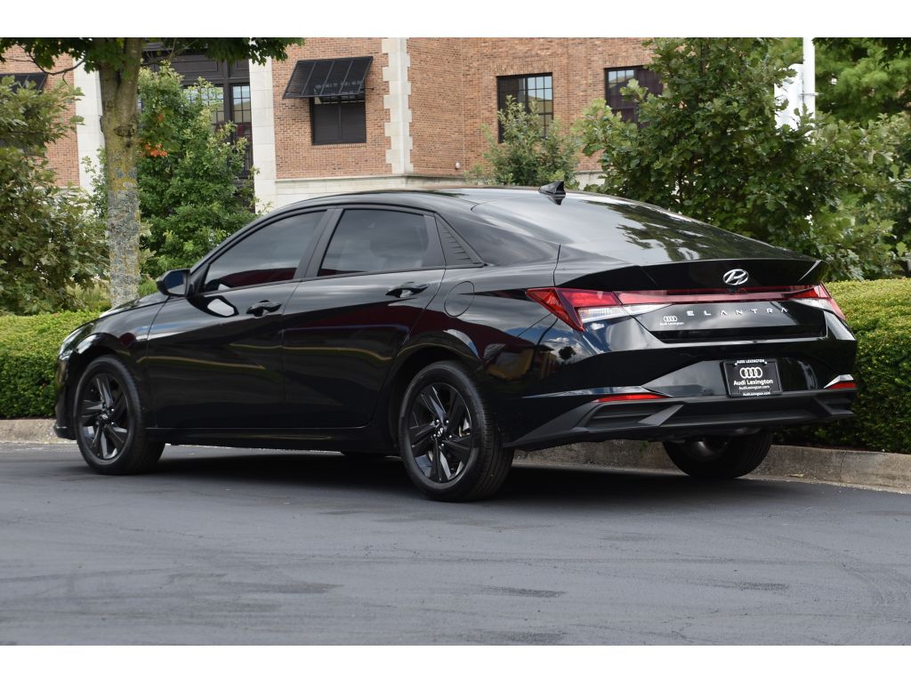 2022 Hyundai Elantra SEL Convenience photo 5