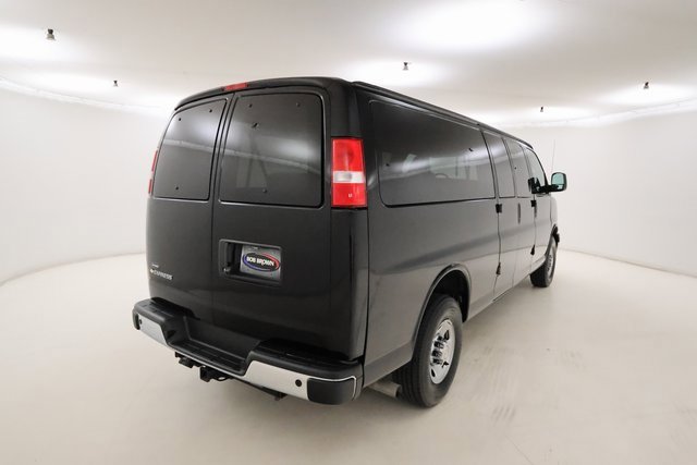 2021 Chevrolet Express Passenger 3500 photo 2