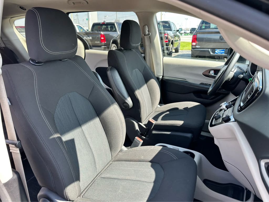 2023 Chrysler Voyager LX photo 20