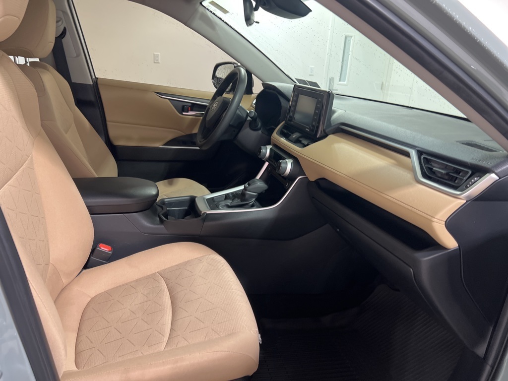 2020 Toyota RAV4 XLE photo 24