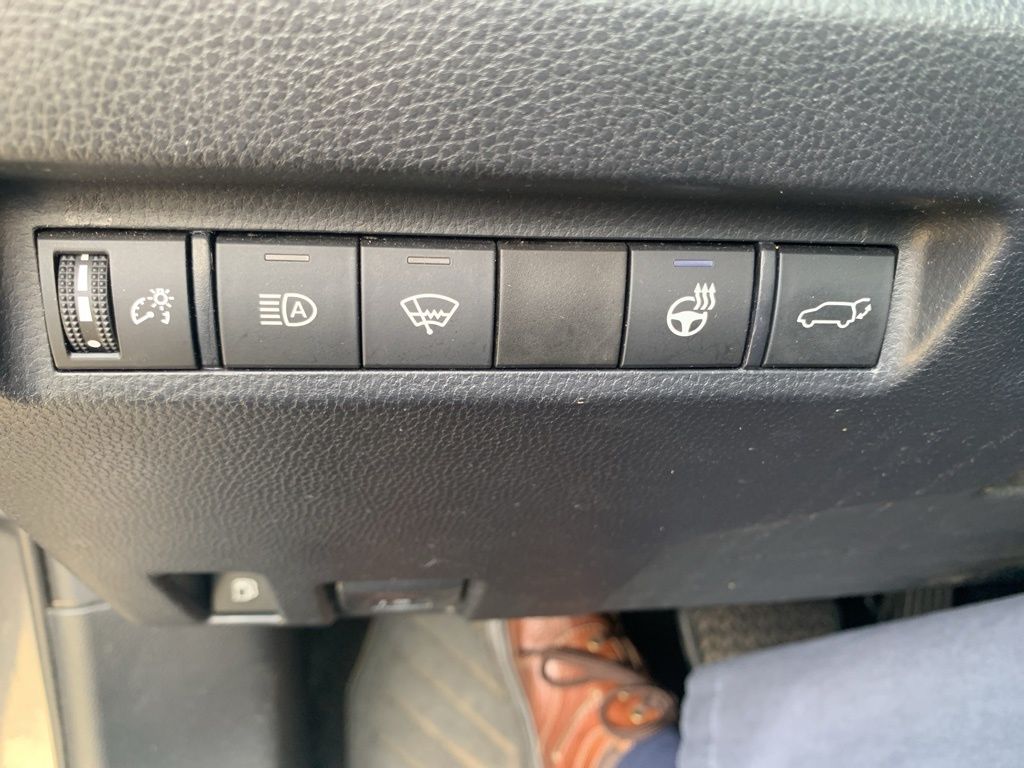 2020 Toyota RAV4 Hybrid XLE photo 9
