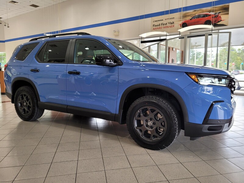 2025 Honda Pilot TrailSport photo 3