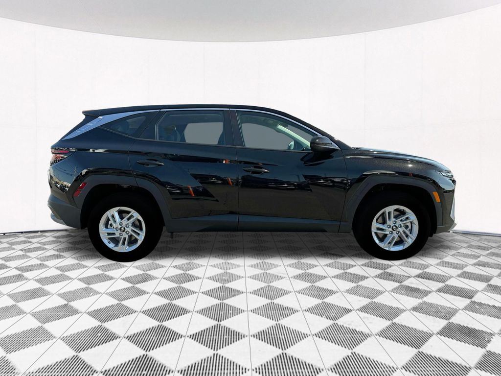 2025 Hyundai Tucson SE photo 8