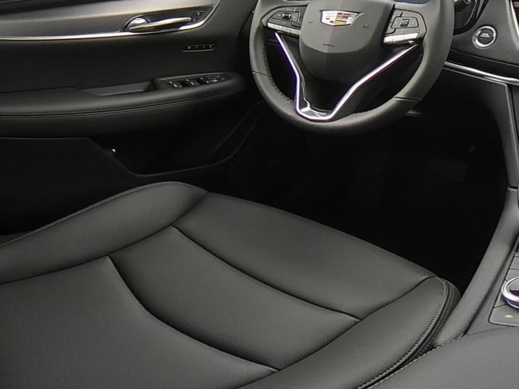 2025 Cadillac XT6 Luxury photo 8