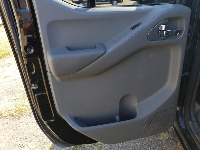 2014 Nissan Frontier SV Crew Cab photo 13