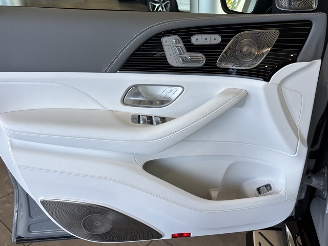 2025 Mercedes Benz GLS Maybach 600 4MATIC photo 23