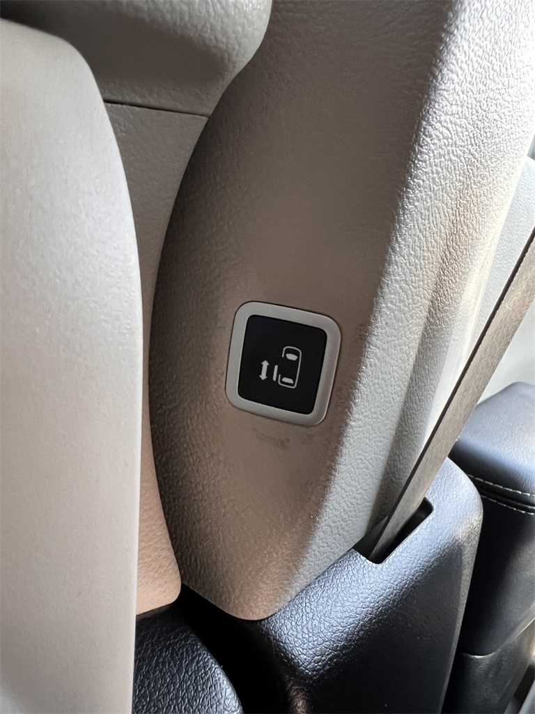 2024 Chrysler Pacifica Touring L photo 18