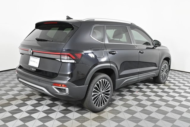 2025 Volkswagen Taos SE photo 2