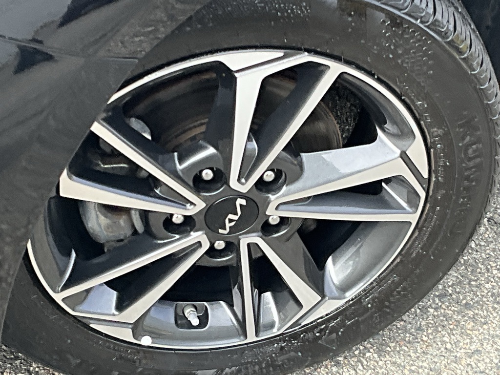 2023 Kia Forte LXS photo 2