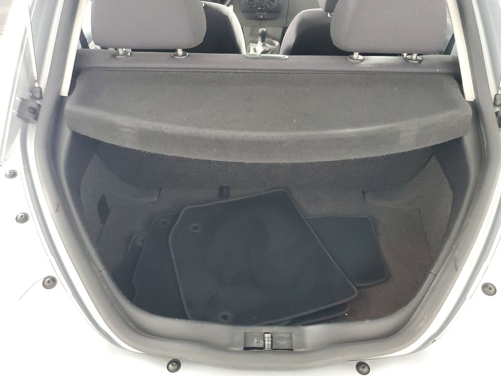 Used 2003  Volkswagen GL image 11