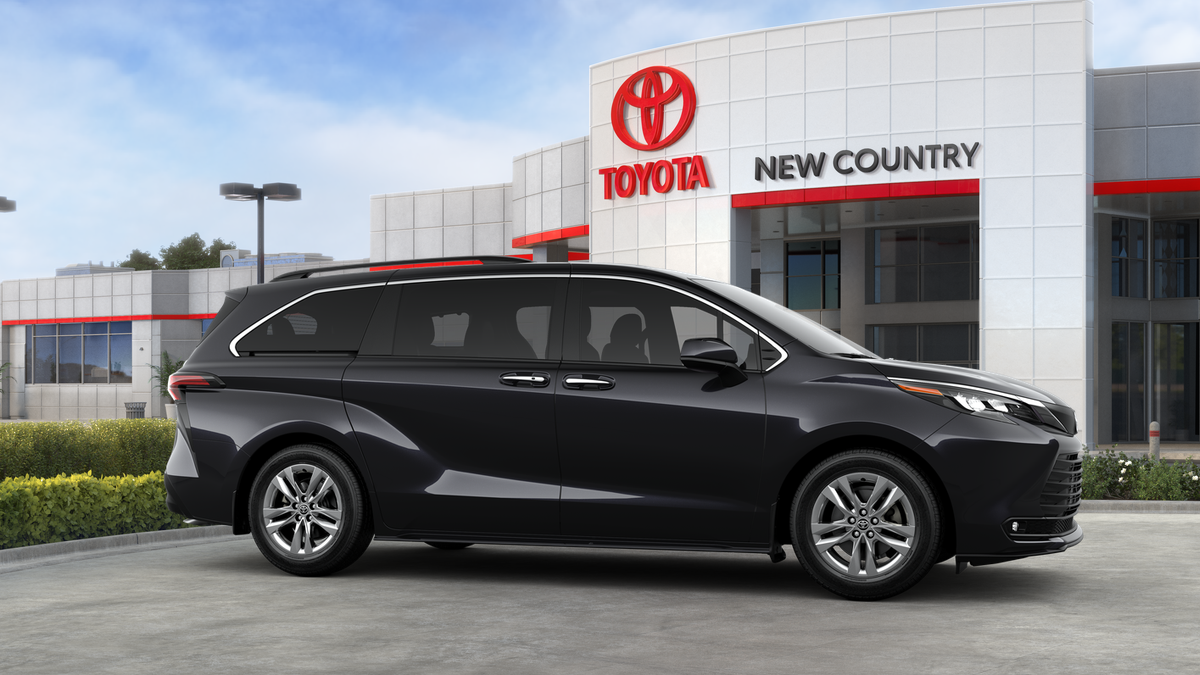 2025 Toyota Sienna XLE photo 13
